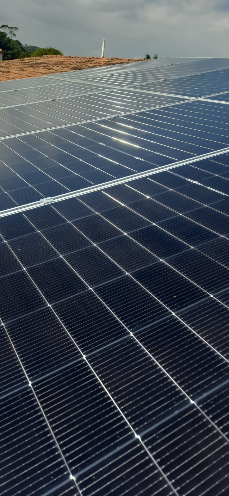 Array de painéis solares em telhado residencial vista ampla