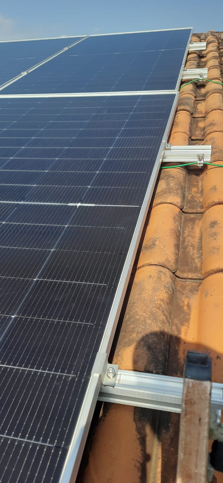 Detalhe de fixação e trilhos dos painéis solares