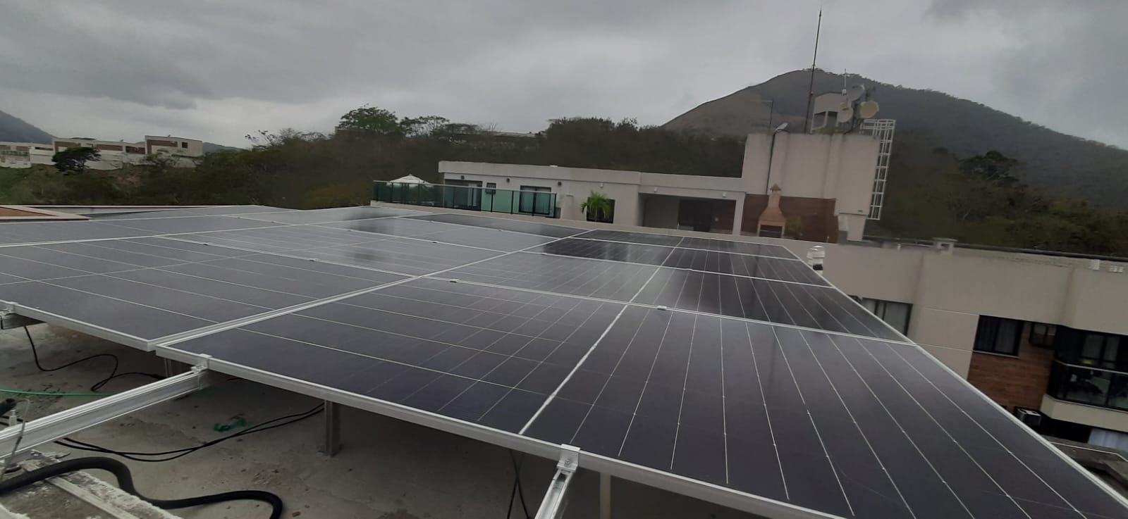 Instalação de painéis solares em cobertura residencial no Rio de Janeiro